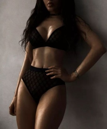 Живу в Москве, где мое ухоженное тело, воплощение страсти и соблазна, будет одаривать тебя незабываемыми моментами. Мои услуги включают эксклюзивные эротические массажи, приятное общение, а также море удовольствия в постели. Фото и отзывы ты найдешь на моей страничке. 💋 Я гарантирую, что ты останешься доволен нашей встречей и захочешь вернуться ко мне снова и снова. Дари себе незабываемые моменты со мной, и ты просто растаешь от удовольствия. 700, 25 лет